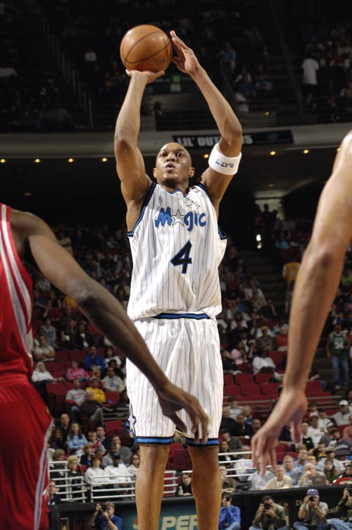 哀悼，一巴西18岁小将在家中因弟弟清理步枪时走火中弹身亡（悼念：巴西18岁小将家中意外中弹身亡，疑因弟弟清理步枪走火）