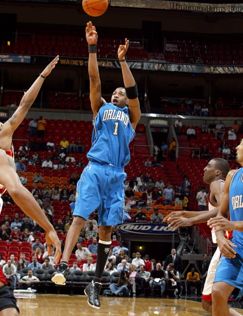 中超改跨年制，融入世界还是盲目跟风？（中超推行跨年赛制：迈向国际，抑或随波逐流？）