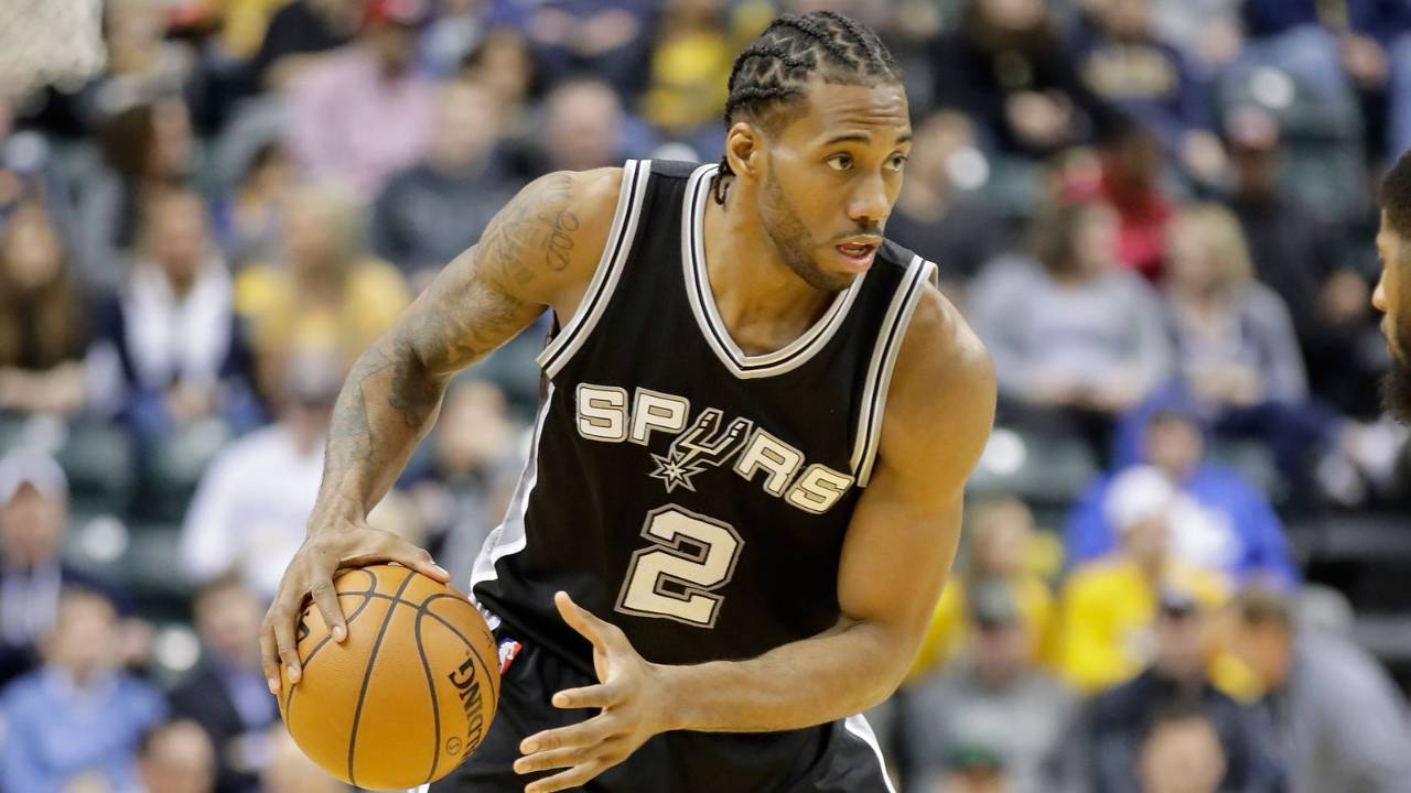 手感低迷！布朗&孙铭徽半场12中1&罚球5中3合砍6分（布朗、孙铭徽半场手感冰凉：投篮12中1、罚球5中3，仅合得6分）