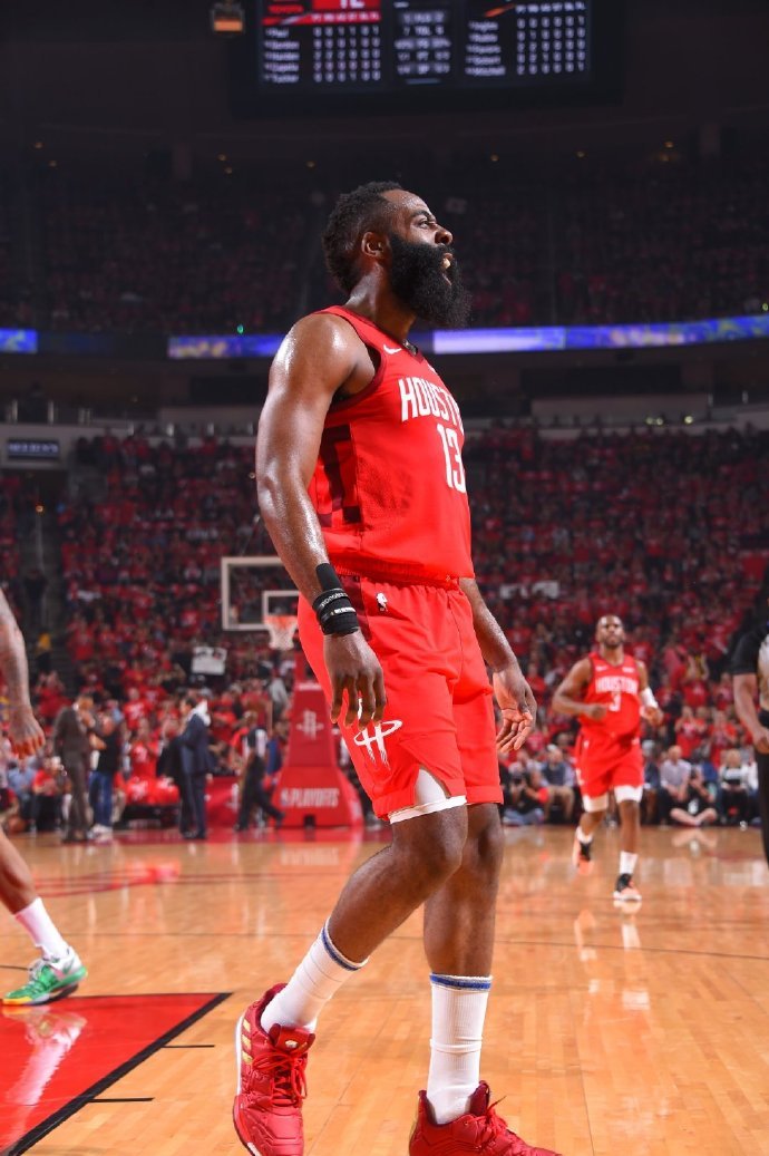 在极光下滑冰，这算不算人生的“高光”时刻？（极光之下滑冰，是否人生最闪耀的瞬间？）